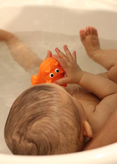 Le bain de maman versus le bain de bébé - Tiniloo